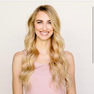 Barefoot Blonde 21” hair extensions